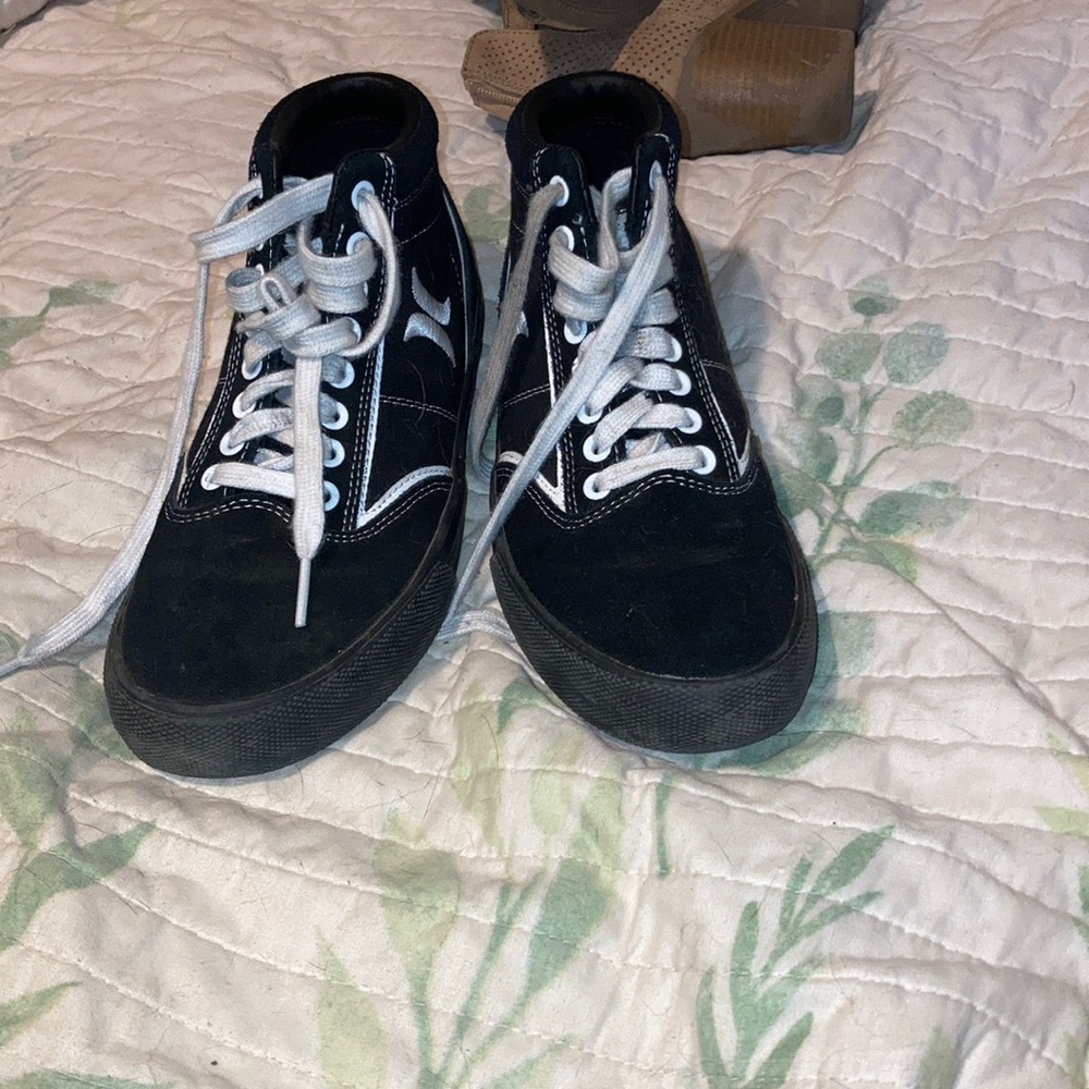 I’m selling shoes they are like converse but a little different got from freddy